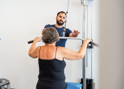 Physiotherapeut mit Patientin am Seilzug